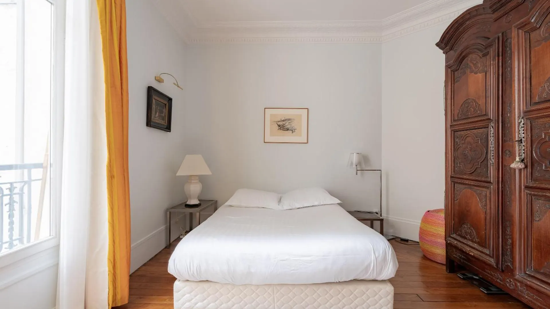 Apartment Veeve - Pere-Lachaise Chronicles Paris France